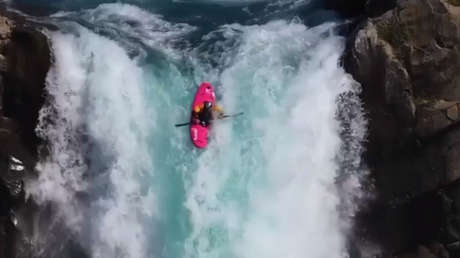 VIDEO: Un kayakista desafía la muerte en su épico descenso por una gran cascada en Chile