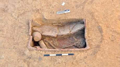 FOTOS: Hallan en Egipto 83 tumbas que datan del año 4.000 a.C y muestran su contenido
