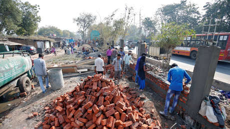 India se prepara para la visita de Trump construyendo un muro de casi 2 metros