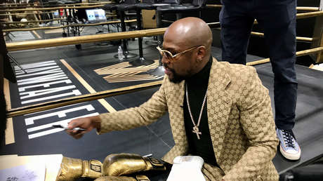 Floyd Mayweather se niega a fotografiarse con unas admiradoras que se le acercan para hacerse una selfi (VIDEO)