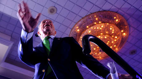 El precandidato presidencial Bloomberg encarga una campaña de memes sobre sí mismo a los promotores del fracasado festival Fyre