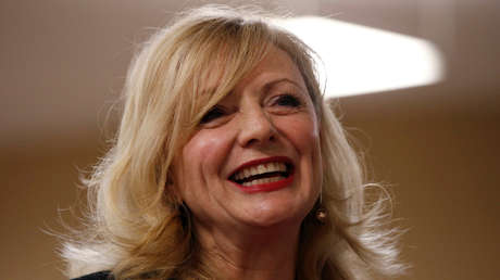 FOTO: Diputada británica recibe críticas machistas e insultos sobre su vestido y lo subasta por 26.000 dólares para ayudar a las mujeres