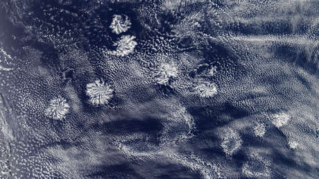 Gigantescas nubes en forma de rosetón que no pueden ser observadas desde tierra son captadas sobre Australia