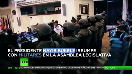 Centenares de partidarios de Bukele se reúnen frente a la Asamblea Legislativa en El Salvador exigiendo la aprobación del préstamo
