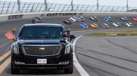VIDEO: Trump inaugura Daytona 500 dando una vuelta con 'La Bestia' por el circuito