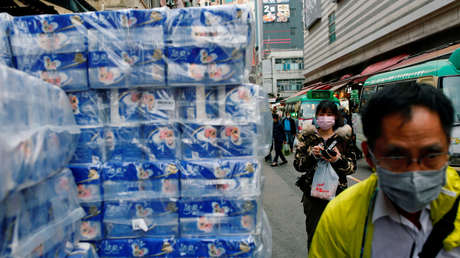 Arrestan a dos hombres en Hong Kong por robar 600 rollos de papel higiénico en medio del miedo a la escasez de productos básicos por el coronavirus