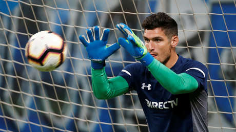 VIDEO: Un portero simula que habla con un teléfono móvil lanzado al campo en pleno partido de fútbol