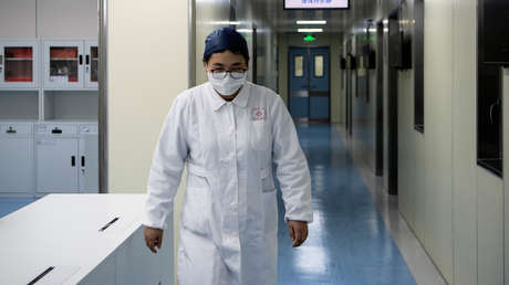 Médicos y enfermeras afeitan sus cabezas para atender a enfermos con el coronavirus (VIDEOS)