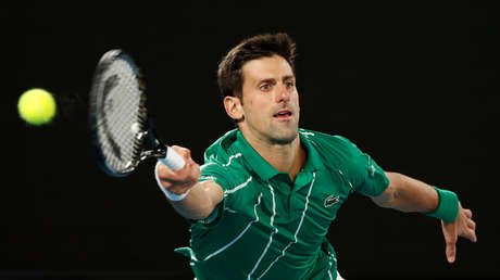 VIDEO: Novak Djokovic se une a unos jóvenes que jugaban al tenis en una calle de Belgrado