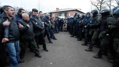 Apedrean en Ucrania el convoy con evacuados desde China por el coronavirus (VIDEO)