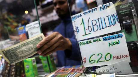 Encuentra unas cuantas monedas en su auto, compra con ellas un boleto de lotería y gana 250.000 dólares