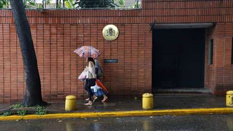 La embajada española en Caracas canjeó dólares en el mercado negro y usó el diferencial para financiar actividades proselitistas del Partido Popular