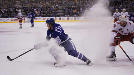 Se lesionan los dos porteros de un equipo de hockey de la NHL y un pulidor de hielo le ayuda a ganar el partido