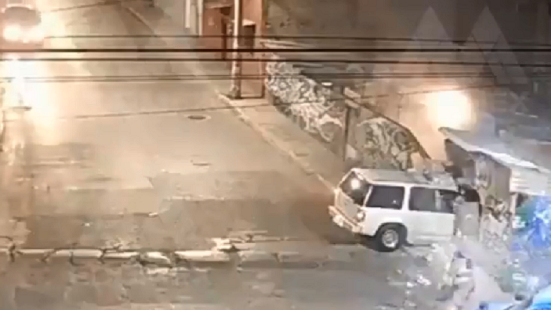 VIDEO: Una cámara de seguridad capta el momento en que una camioneta se estrella contra una casa en México