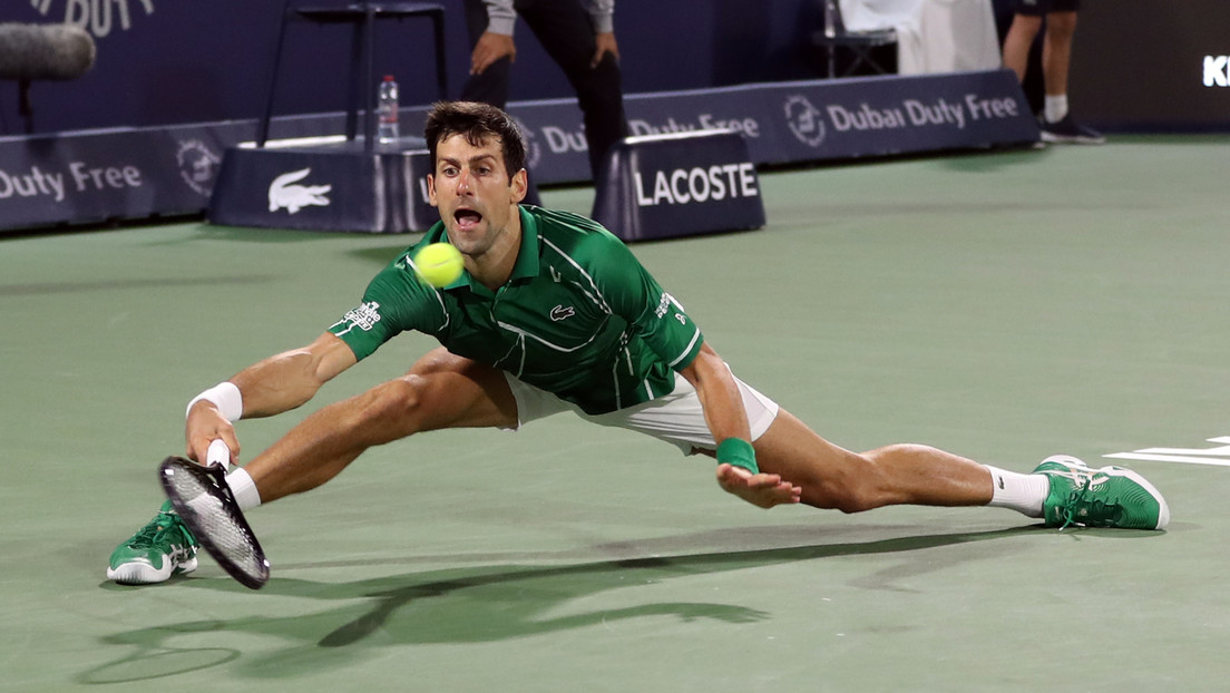 VIDEO: Novak Djokovic alcanza la pelota con una impresionante apertura de piernas y los internautas lo apodan el Hombre Araña