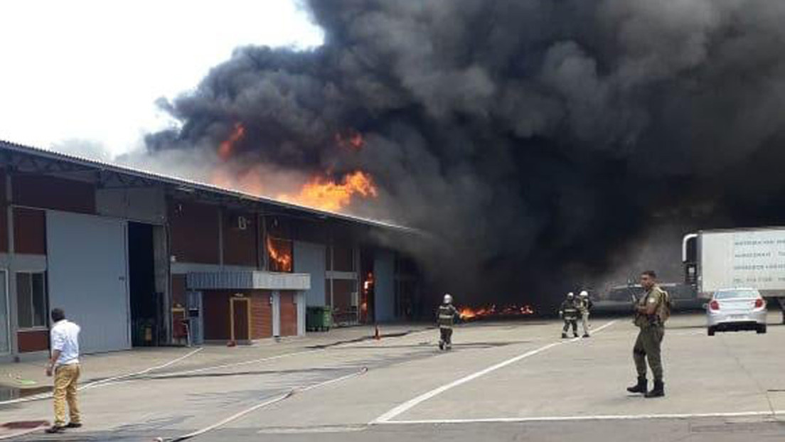 VIDEOS: 4 muertos en un gran incendio en bodegas cercanas al aeropuerto de Santiago de Chile