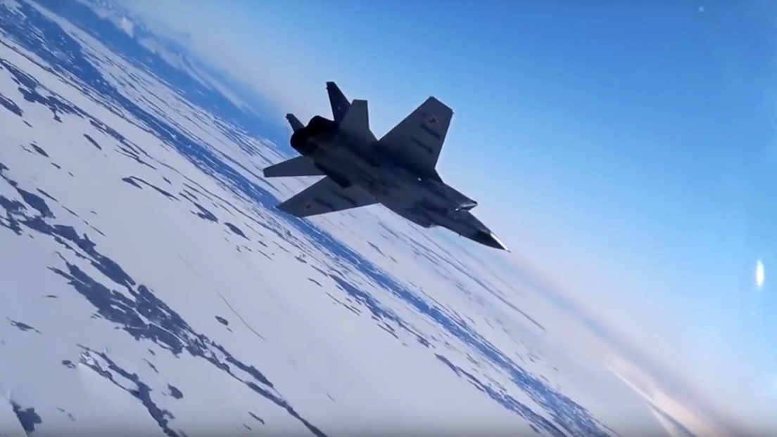 VIDEO: Un caza ruso MiG-31 ensaya la intercepción de un avión intruso sobre el fascinante paisaje de Kamchatka  