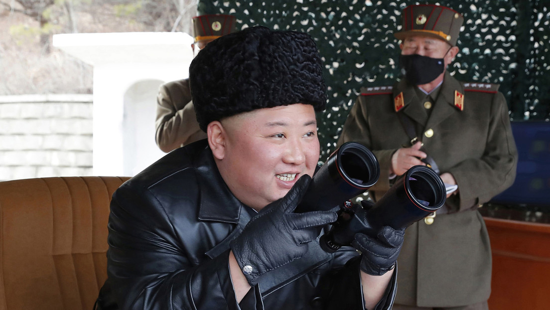 FOTOS: Kim Jong-un supervisa una prueba de artillería de largo alcance rodeado de militares con mascarillas