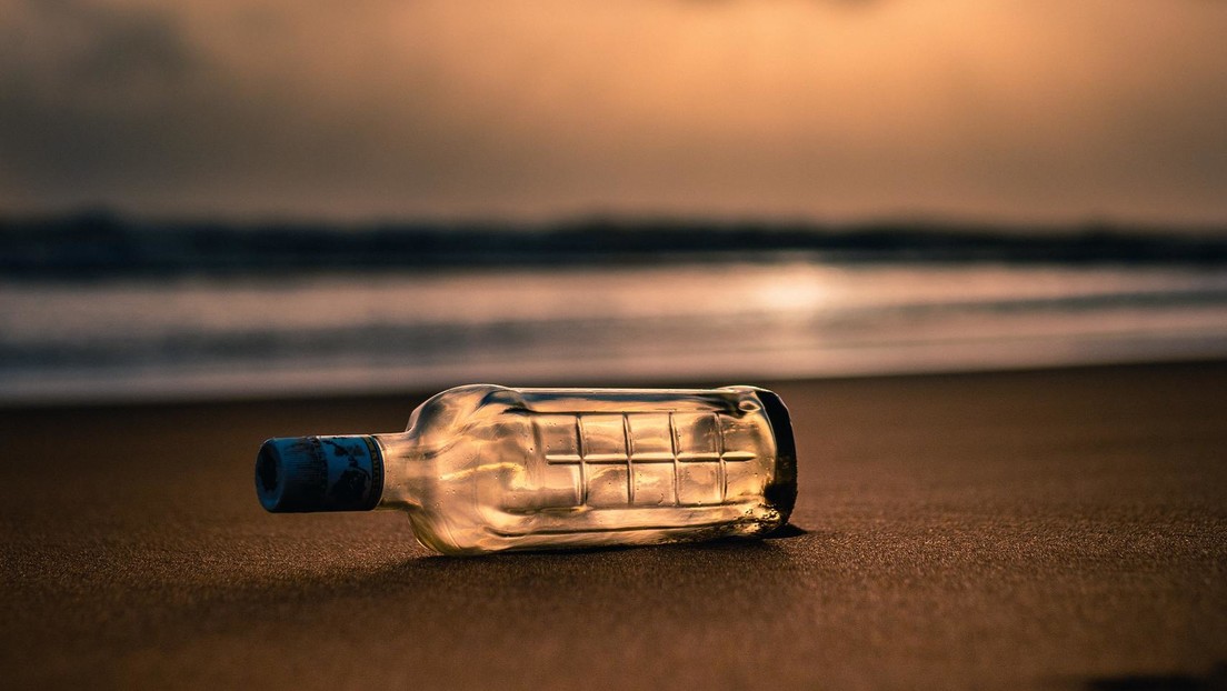 Se gana 1.000 dólares al encontrar un mensaje en una botella cuando limpiaba la playa