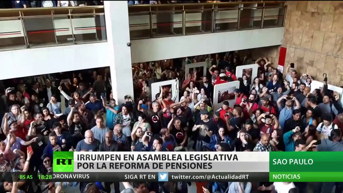 Manifestantes irrumpen en la Asamblea Legislativa de Sao Paulo en protesta por la reforma de pensiones
