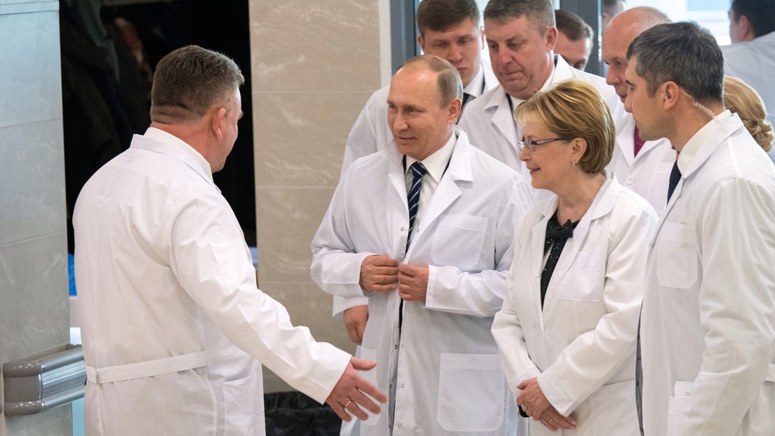 Revelan las medidas que sigue Putin para protegerse del coronavirus (y están al alcance de todos)