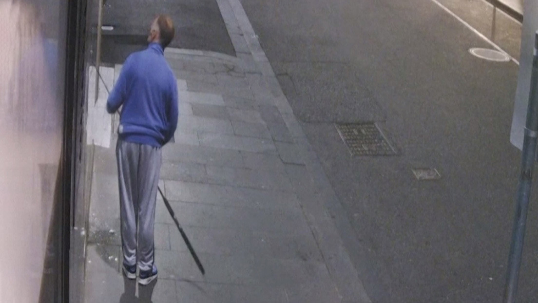 VIDEO: Un ladrón usa una caña de pescar para sustraer un collar de Versace de una tienda en Australia