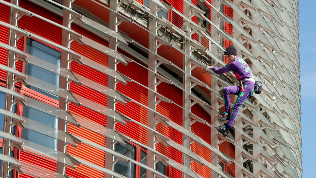 Sin arnés y sin permiso: el 'Spiderman francés' escala un rascacielos de Barcelona contra el miedo desatado por el coronavirus (FOTOS)