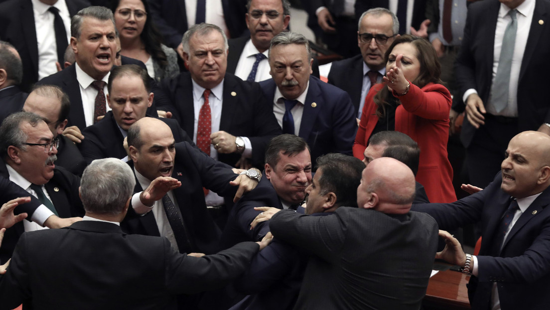VIDEOS: Parlamentarios turcos arman una pelea tras críticas contra Erdogan por la muerte de soldados en Siria