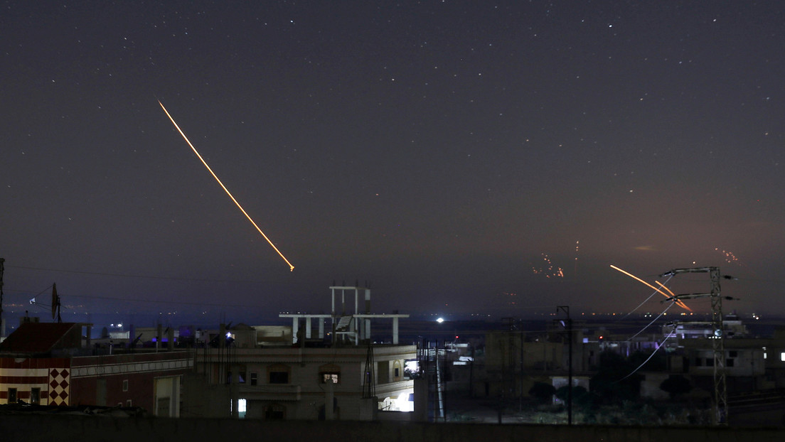 La defensa antiaérea de Siria intercepta "objetivos hostiles" sobre Homs
