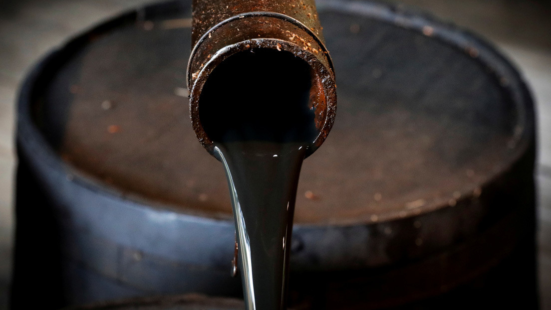 Precios del petróleo caen un 10 % por el fracaso de la OPEP para alcanzar acuerdo sobre recortes de producción