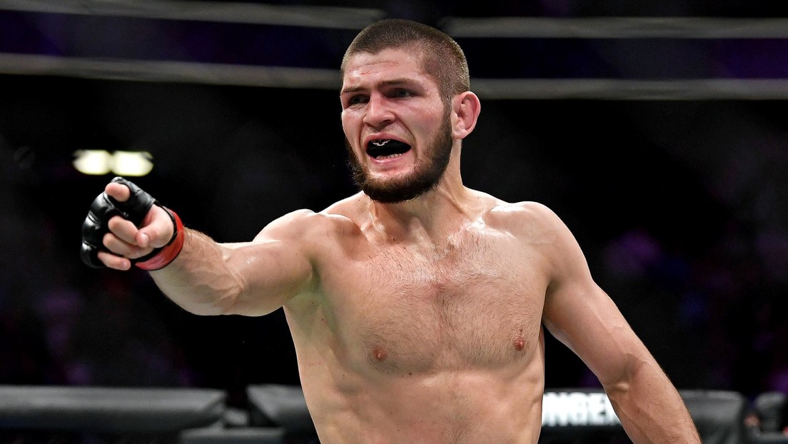 VIDEO: Khabib Nurmagomédov patea el cinturón de Tony Ferguson en el cara a cara previo a su combate