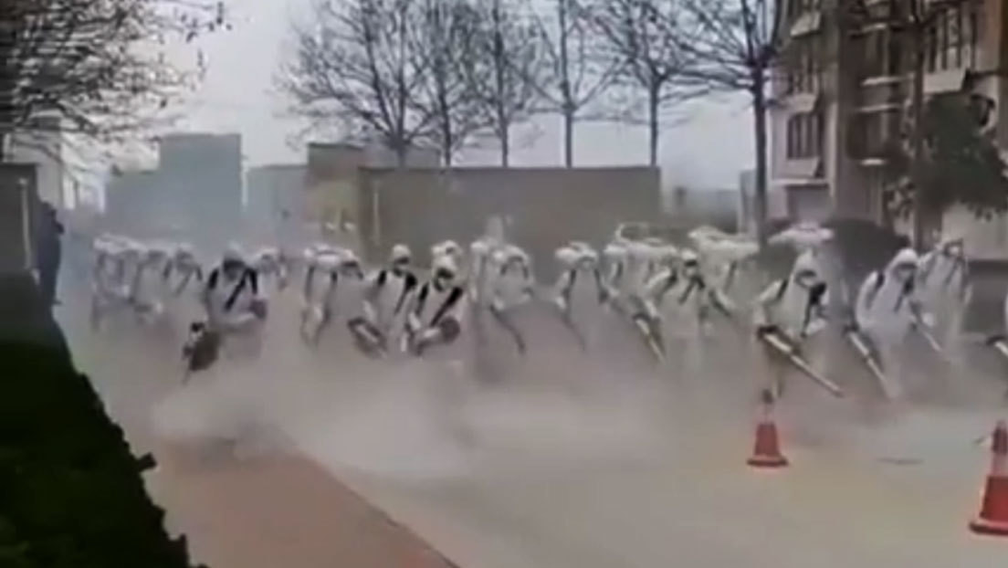 ¿'Stormtroopers' en formación?: un video de fumigadores chinos luchando contra el coronavirus se vuelve viral (VIDEO)