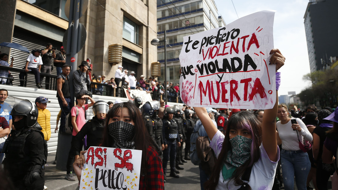 VIDEO: La marcha en México por el Día Internacional de la Mujer deriva en choques con la Policía