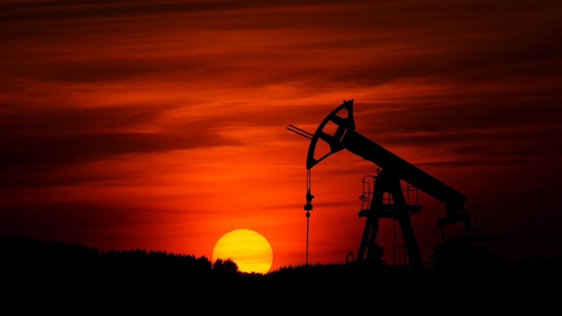 El petróleo se desploma un 30 % por el fracaso del acuerdo de la OPEP y el temor al coronavirus