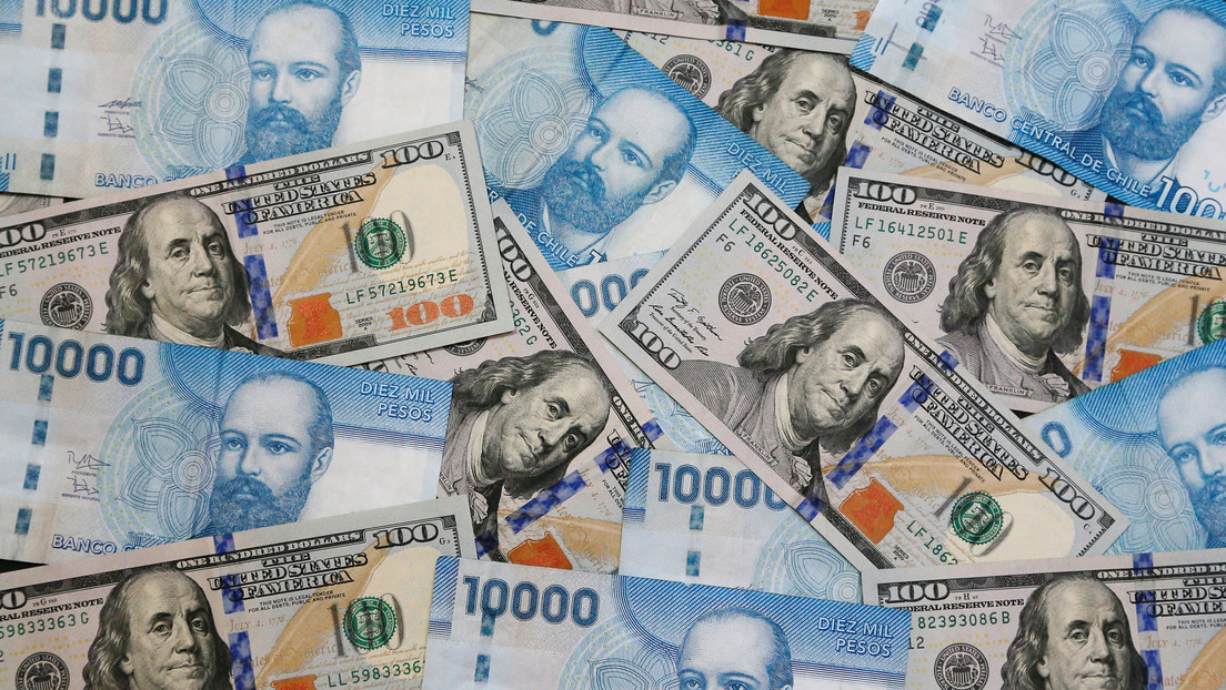 El peso chileno se desploma frente al dólar y alcanza un mínimo histórico