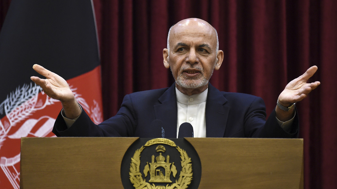 El presidente de Afganistán firma una orden para indultar y liberar a los prisioneros talibanes en medio de negociaciones por la paz