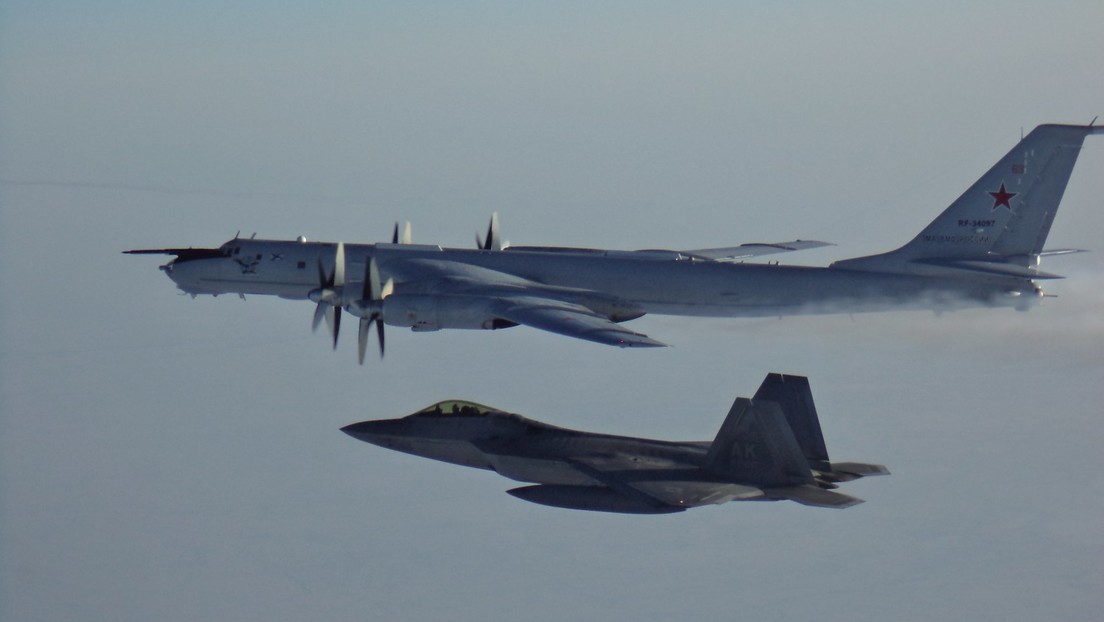 Cazas F-22 y F-18 de la Fuerza Aérea de EE.UU. escoltan a dos Tu-142 rusos durante un vuelo cerca de Alaska