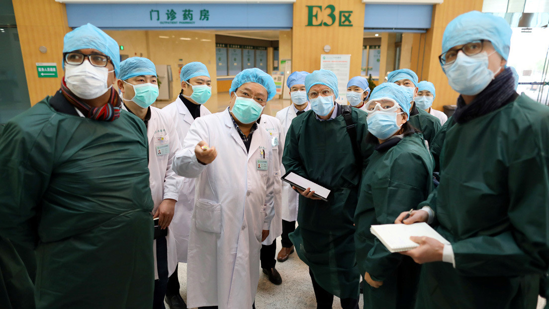 Médicos se quitan sus máscaras y muestran el rostro en el cierre del último hospital improvisado para pacientes con coronavirus en Wuhan (VIDEO)