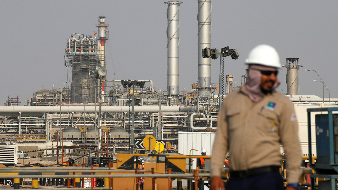 Emiratos Árabes Unidos y Arabia Saudita acuerdan aumentar su producción petrolera tras fracasar los acuerdos con Rusia en la OPEP