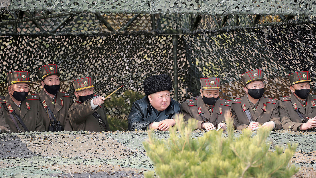 FOTOS: Kim Jong-un dirige ejercicios de artillería sin mascarilla al lado de varios militares protegidos