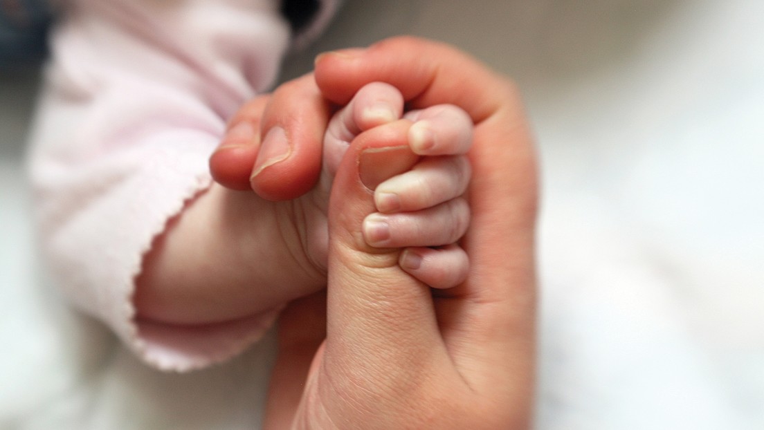 Reportan que un bebé recién nacido contrajo el covid-19 y se convirtió en el infectado más joven en el mundo