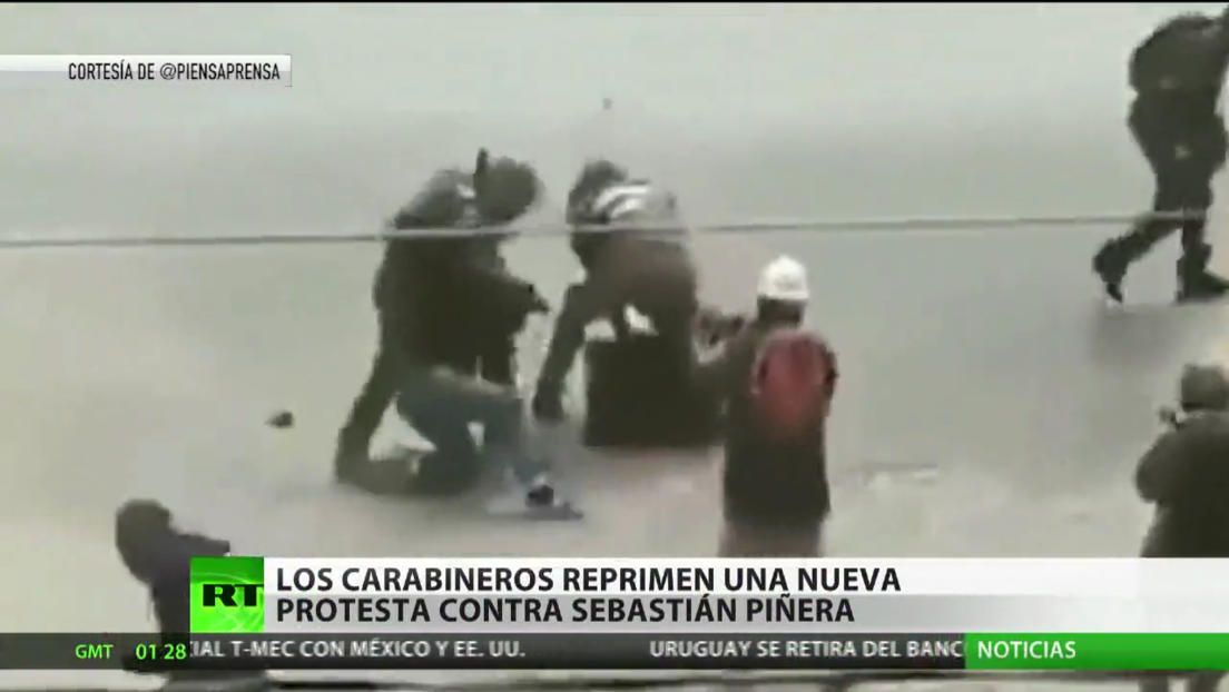 Los Carabineros reprimen una nueva protesta contra Sebastián Piñera