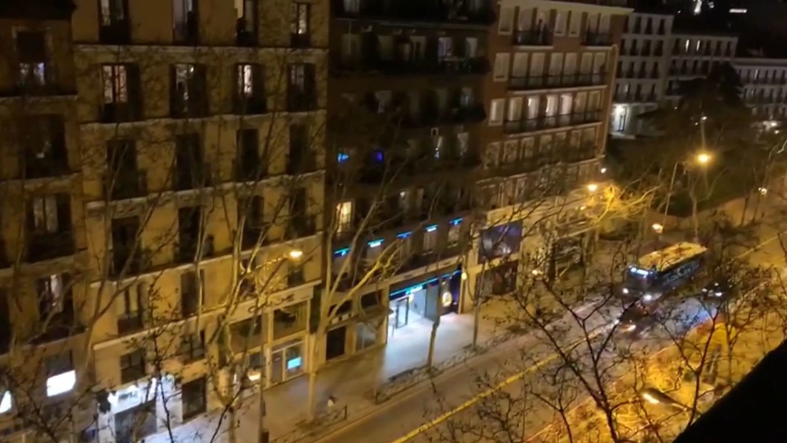 VIDEO: Españoles aplauden desde sus balcones para honrar a los médicos que luchan contra el coronavirus y estos les responden