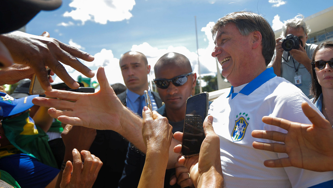 Bolsonaro viola el aislamiento, sale a la calle y se toma fotos con una muchedumbre en medio del brote de covid-19