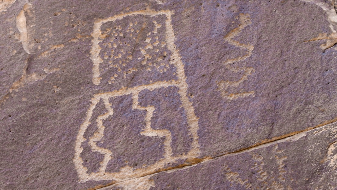 Descubren en Irán un extraño petroglifo mitad hombre, mitad mantis religiosa (FOTO)