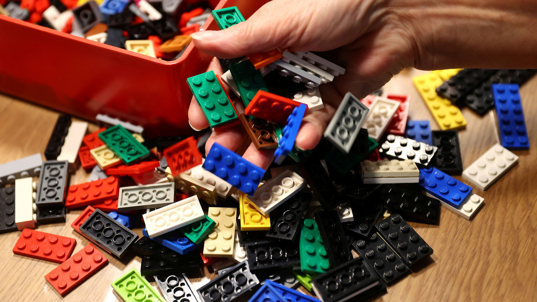 Revelan que los bloques de LEGO pueden perdurar hasta 1.300 años en los océanos