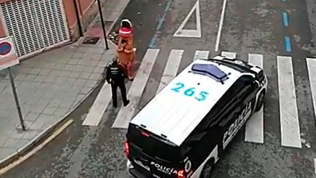 VIDEO: La Policía española intercepta a un hombre disfrazado de 'T-Rex' en las calles y le recuerda que debe respetar la cuarentena