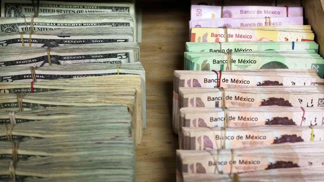 El peso mexicano cae a nuevo mínimo histórico y la bolsa se desploma un 8 %