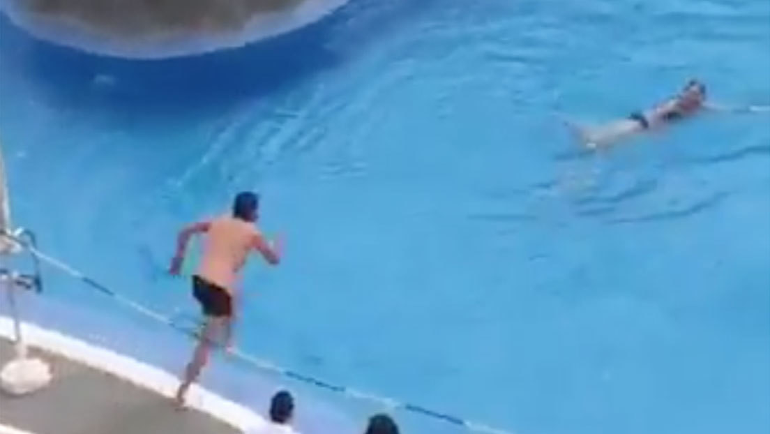 VIDEO: Policía española detiene a una turista británica por bañarse en una piscina pese a las restricciones por el coronavirus
