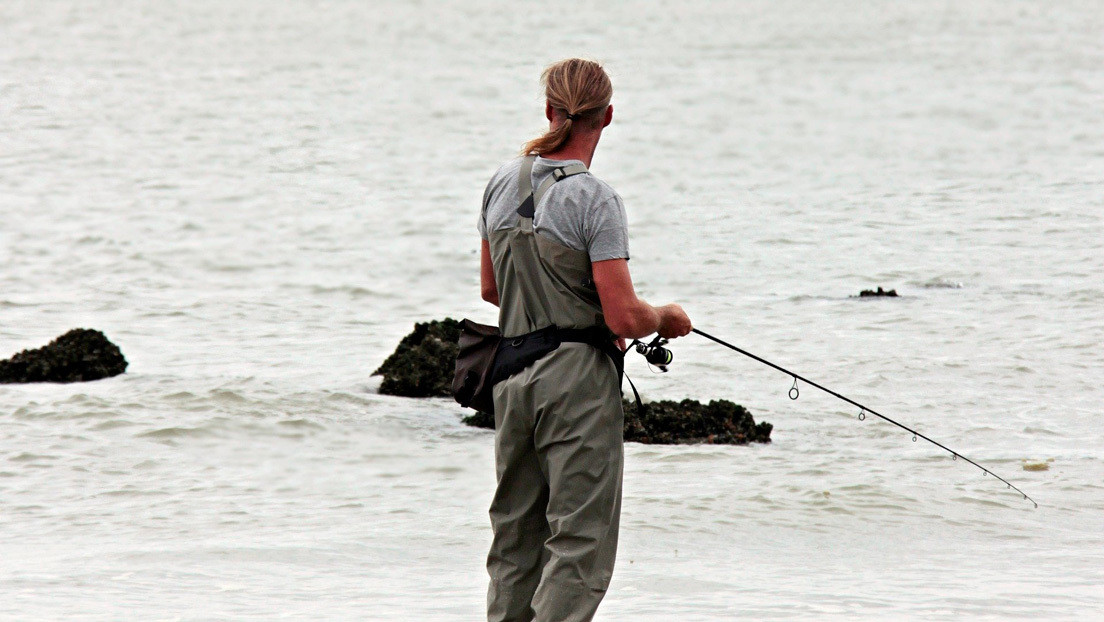 FOTO: Un pescador lucha 15 minutos para sacar del agua un mero gigante de 100 kilogramos